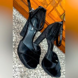 Gianni bini black velvet heels size 7.5 peep toe
